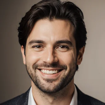 Carlos Mendoza - Analista financiero especializado en criptomonedas y gaming online